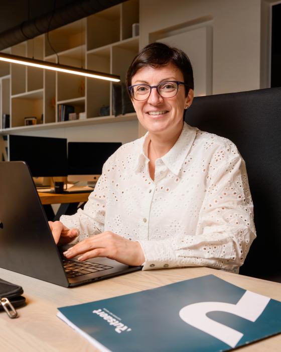 Evy aan bureau